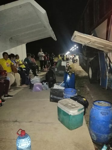 Los pasajeros esperando otra unidad para continuar viaje tras el nuevo percance mecánico de los ómnibus chatarras que llegan a la zona.