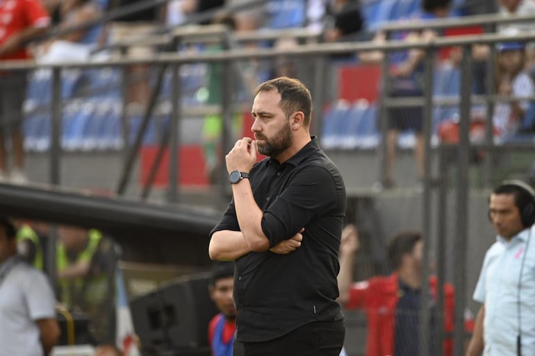 Pablo De Muner, quien observa con rostro serio, no logra levantar el rendimiento de su equipo.