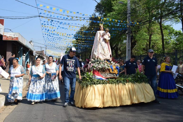 Procesión de la imagen de Nuestra Señora del Rosario por el centro de Luque.