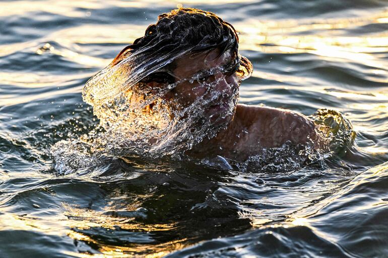 Un joven se refresca en las aguas del río Shatt al-Arab en la confluencia del Tigris y el Eufrates, en Irak, que vive actualmente una hola de calor. 