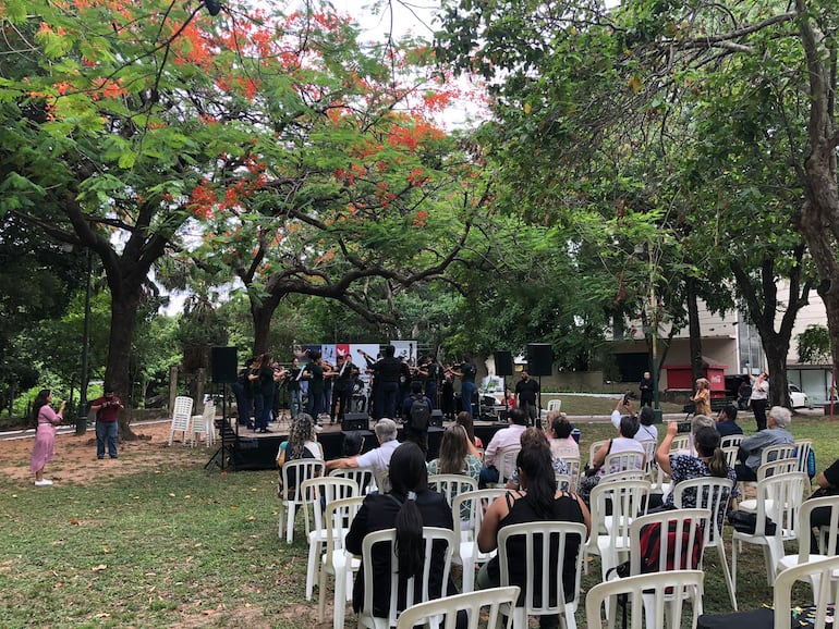 La gente se dio cita en la plaza para disfrutar de las guaranias.