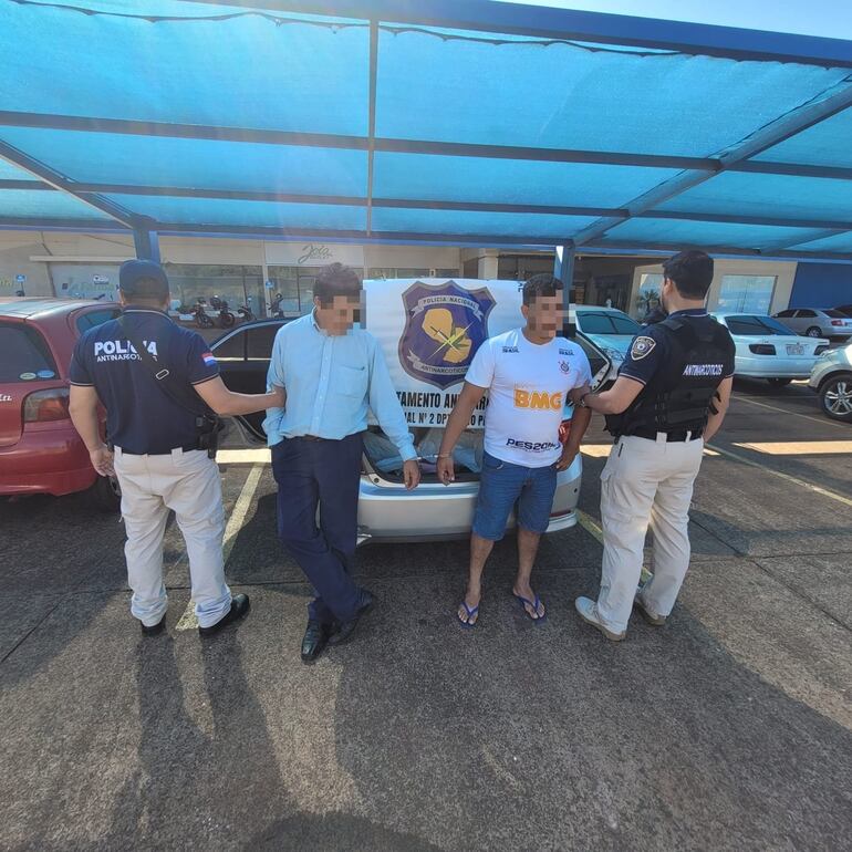 Los sospechosos fueron aprehendidos en el estacionamiento de un supermercado en Ciudad del Este.