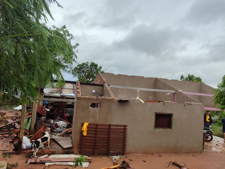 La residencia de doña Brígida Ortiz quedó totalmente destechada. Ella estaba con su nieta y con una niña de la vecina, quienes sobrevivieron pasando de una habitación a otra mientras el techo volaba.