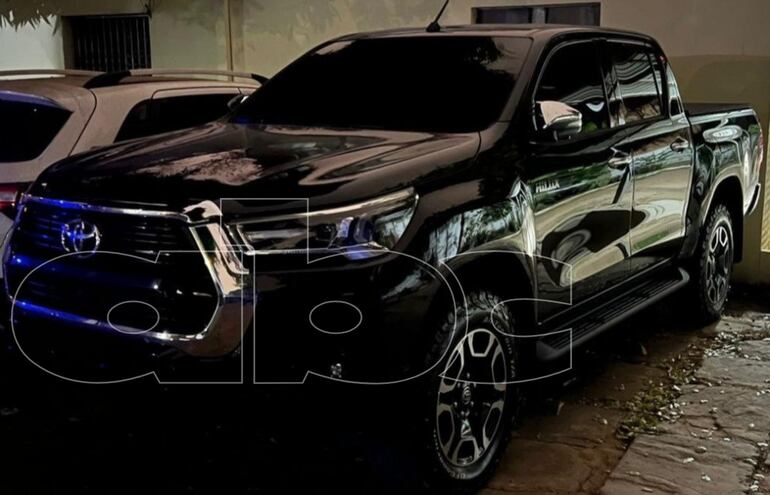 La camioneta Toyota Hilux que que fue incautada de la casa de Alexandre Rodrigues Gomes, y la cual pretendió recuperar Jorge David Lailla Villalba, cuñado de Miguel "Celular" Servín.