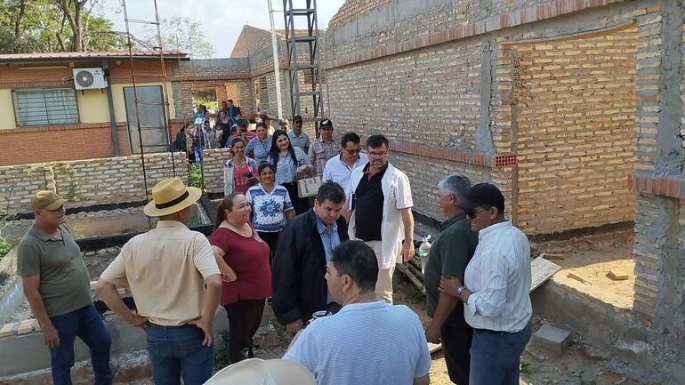 Representantes de la Segunda Región Sanitaria realizaron un recorrido por la zona de obras luego de la reunión con los pobladores.