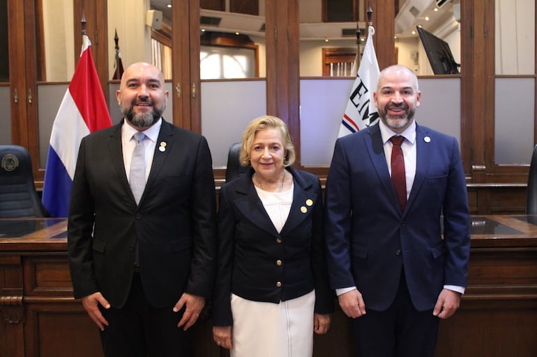 El diputado Orlando Arévalo (vicepresidente 1°), Alicia Pucheta y Enrique Berni (vicepresidente 2°), miembros del Jurado de Enjuiciamiento de Magistrados.