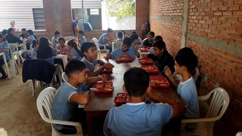 Los niños de la escuela Dr. Raúl Peña de Santaní compartiendo el primer día del almuerzo escolar.