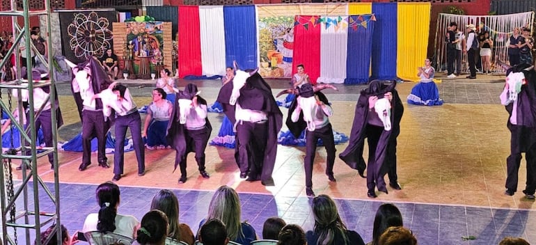 Un grupo de estudiantes realiza una  danza homenajeando el tradicional juego "Toro Candil", combinando elementos de la tradición y el folclore.