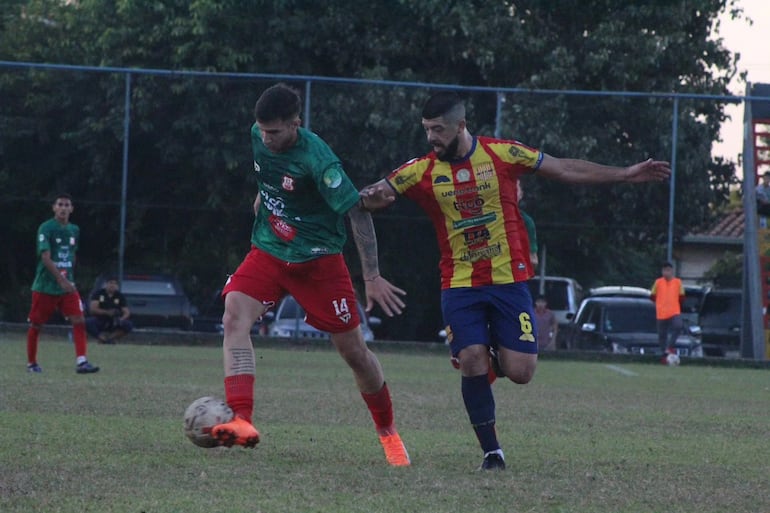 Víctor González intenta proteger el esférico ante la marca de Júnior Pineda. (Foto: APF)