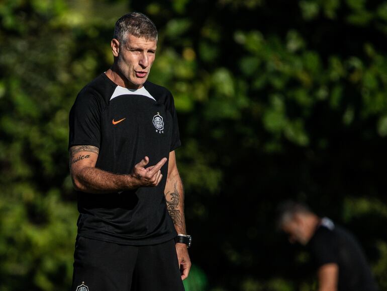 El argentino Martín Palermo, entrenador de Olimpia, en la práctica del plantel en la Villa Olimpia, en Fernando de la Mora.