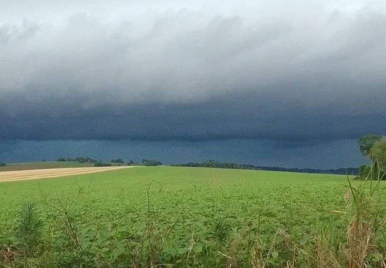 Gran cantidad de lluvia en pocos minutos trajo intensa tormenta en Itapúa.