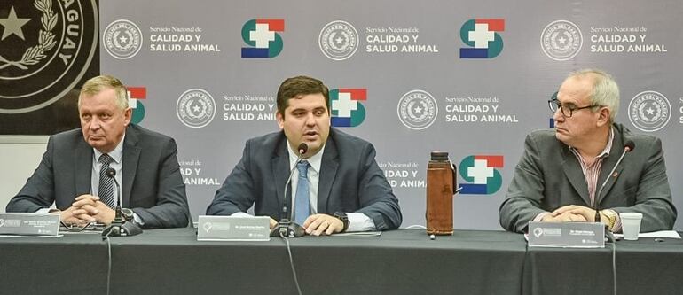 En el centro, el presidente del Senacsa, Dr. José Carlos Martin, flanqueado por isquierda, por el ministro de Agricultura, Ing. Agr. Santiago Bertoni; y por derecha, por el presidente de la Organización Mundial de Salud Animal (OMSA), Dr. Hugo Idoyaga.