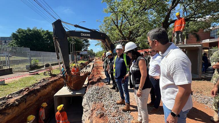 El presidente Santiago Peña y la ministra Claudia Centurión verificaron las obras de la avenida Mariscal López.