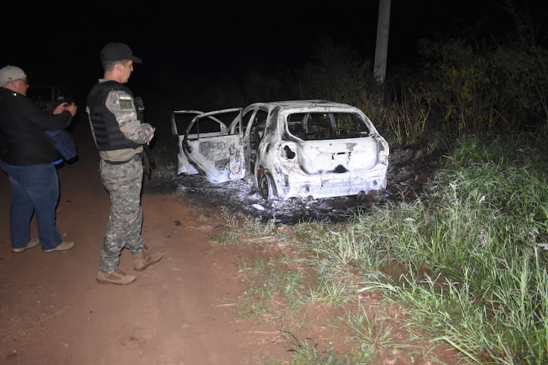 El supuesto automóvil utilizado por los autores del crimen fue hallado completamente incendiado en una zona despoblada.