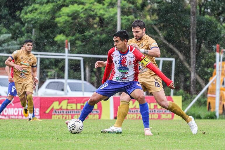 El atacante y capitán de Pastoreo, Ricardo Elías Solís Castro (28 años) protege el balón ante la presencia cercana del volante “librero” Marcos Francisco González Ojeda (28). (Foto: APF)