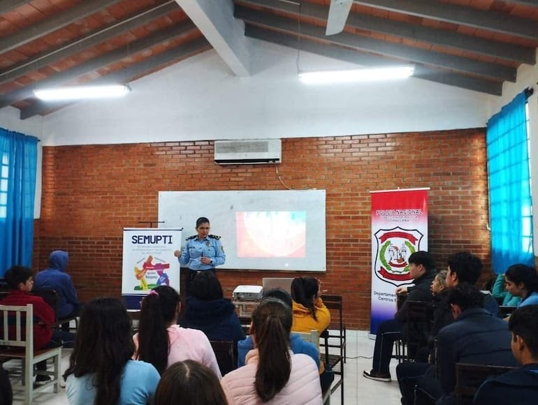 Con charlas informativas policías advierten sobre los daños que causan las drogas.