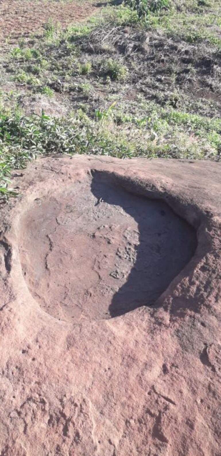 Supuesto comedero donde se dejaban ofrendas a los dioses hallado en la zona arqueológica de Ita Pypore, en Santa Rosa, Misiones.