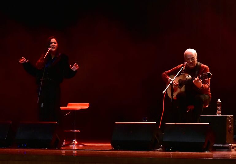 Camilla Faustino, Toquinho y su guitarra ofrecieron un concierto lleno de magia y calidez en el Teatro del Banco Central del Paraguay.