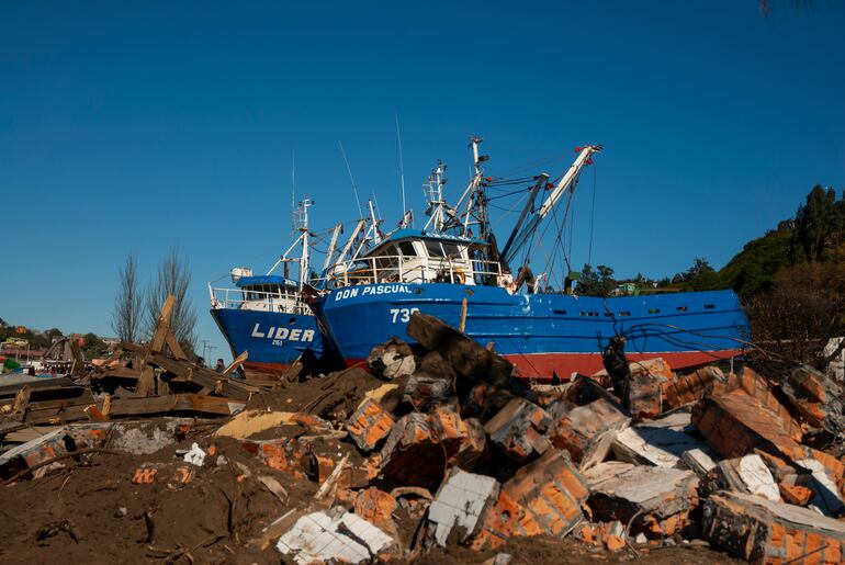 Talcahuano, Chile, 2010: barcos arrastrados a la orilla por el tsunami.