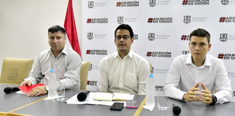 Nelson Mora (medio) anunció la liberación de horarios de buses.