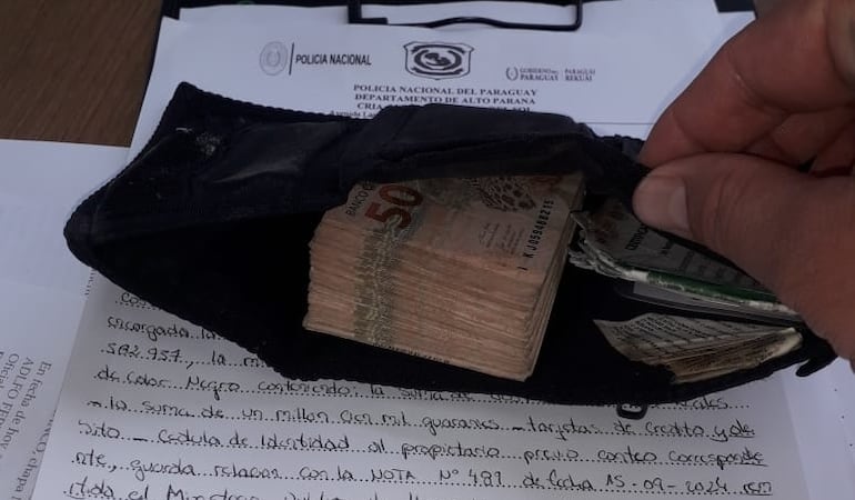 La billetera fue encontrada en una estación de servicios.