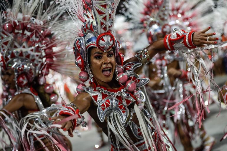 La escuela de samba Unidos do Viradouro participa en el segundo día de desfiles de las Escuelas de Samba del Grupo Especial del carnaval en el Sambódromo de Río de Janeiro (Brasil) en la madrugada de hoy. 
