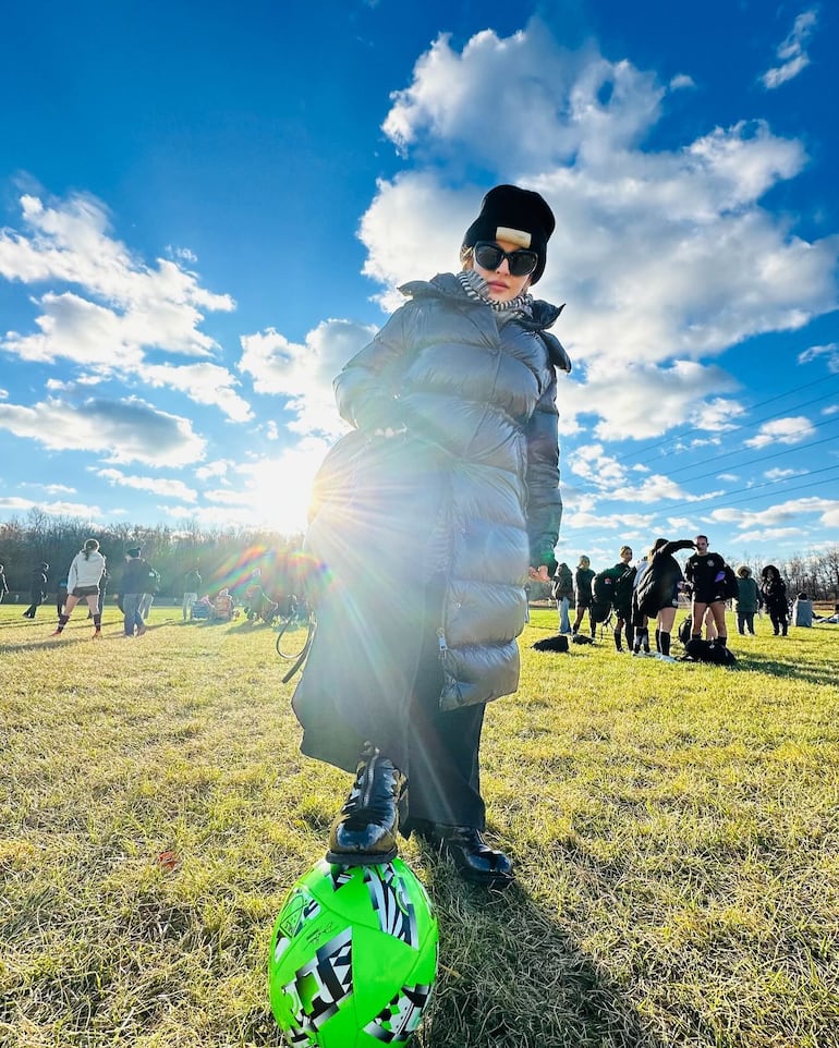 Madonna posando con un balón en el campo de juego. (Instagram/Madonna)