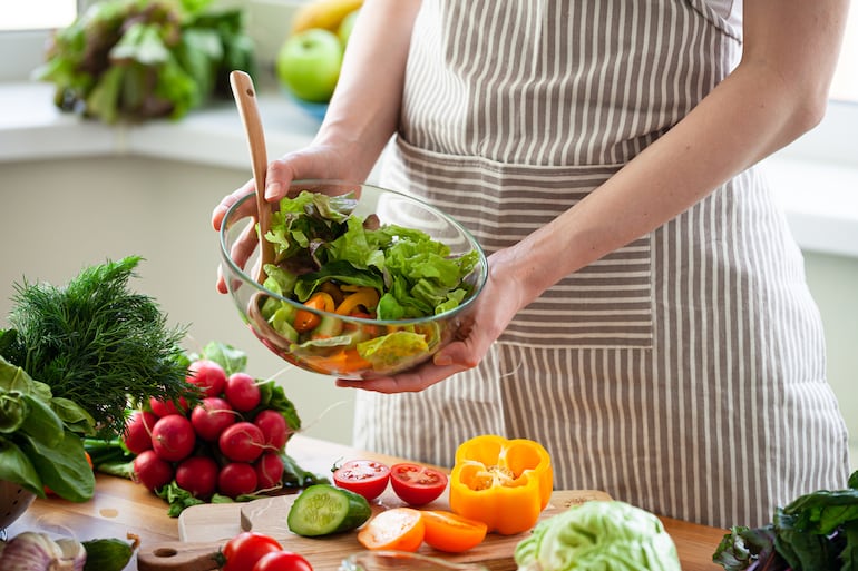 Mujer preparando una ensalada.