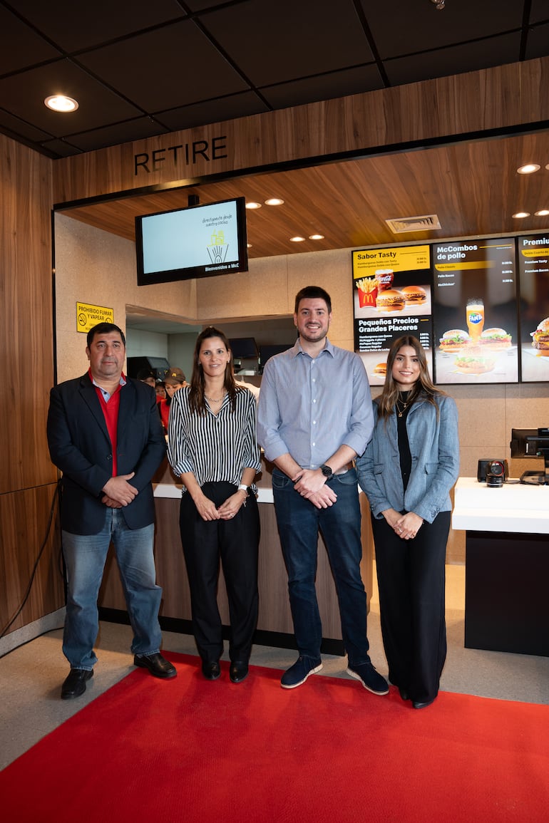 Directivos de McDonald´s en la inauguración.