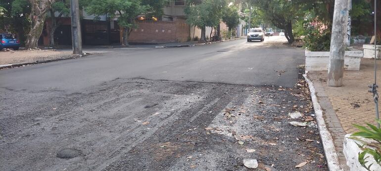 Recapado inconcluso sobre la calle Félix de Azara.