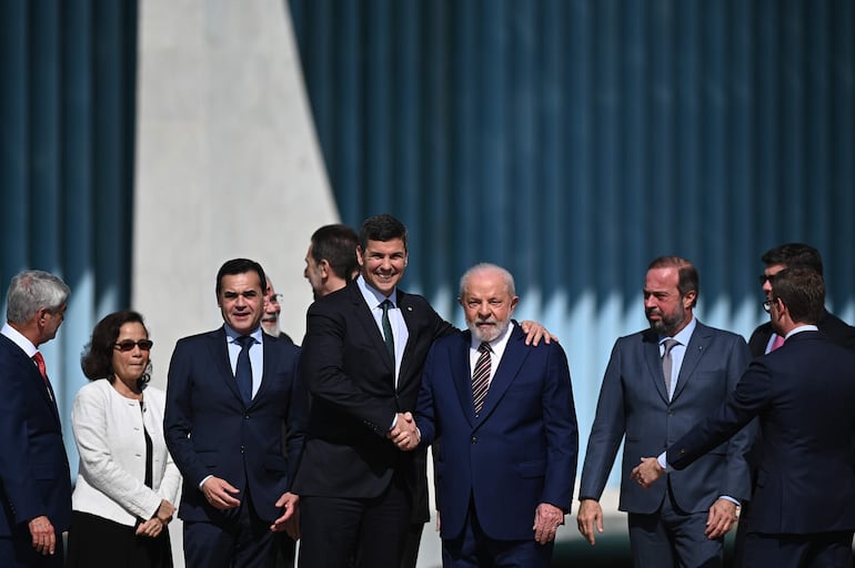 El presidente de Brasil, Luiz Inácio Lula da Silva, saluda el presidente electo de Paraguay, Santiago Peña (i), a su llegada ayer en el Palacio de la Alvorada, en Brasilia (Brasil). El presidente de Brasil, Luiz Inácio Lula da Silva, recibe al mandatario electo paraguayo, Santiago Peña, en Brasilia, para conversar sobre temas de la agenda bilateral y regional, con el acuerdo entre la Unión Europea y el Mercosur como telón de fondo. EFE/Andre Borges