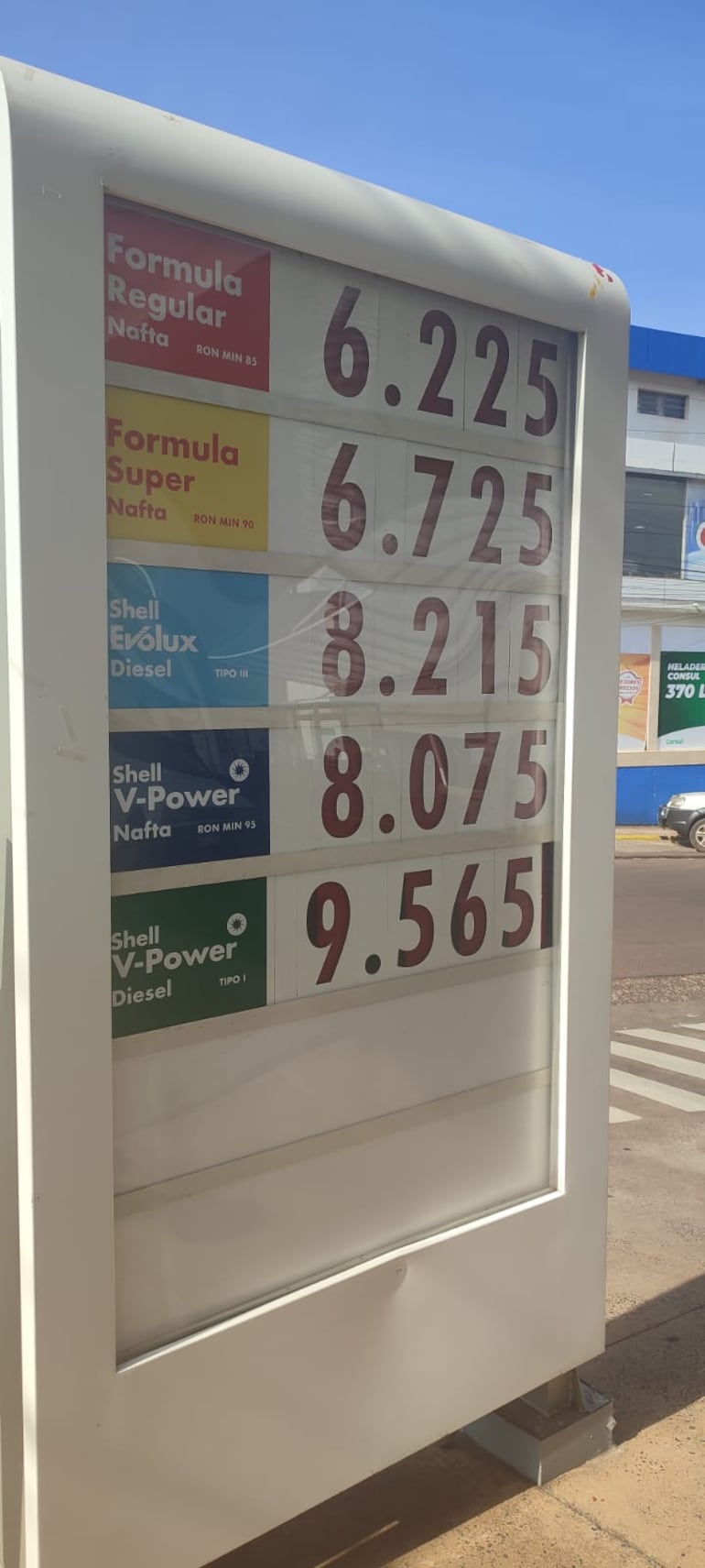 Precio de combustibles en Encarnación, en una de los emblemas.