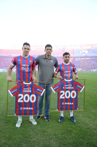 Diego Churín y Federico Gastón Carrizo, con sus camisetas encuadradas en la Olla. En medio de ellos, Julio Dos Santos.