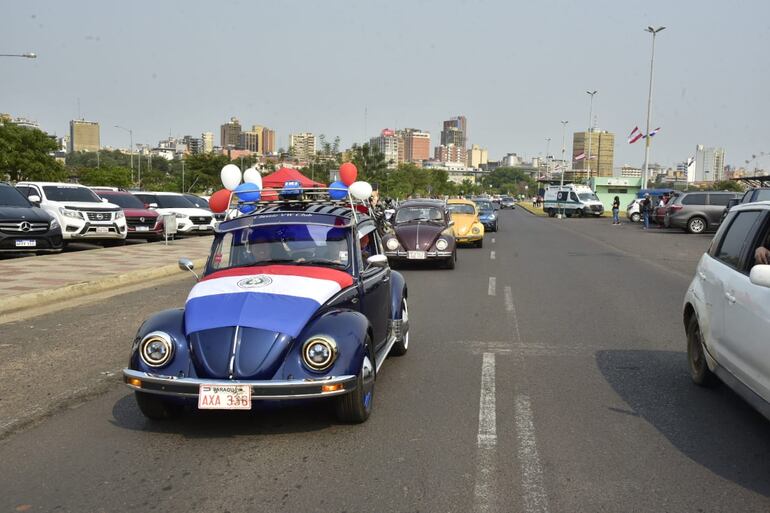 Los infaltables "escarabajos" también marcaron presencia en el desfile de vehículos antiguos.