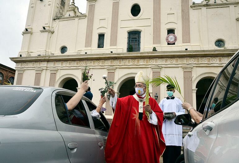 Durante una automisa Monseñor Edmundo Valenzuela bendijo las palmas de los feligreses.