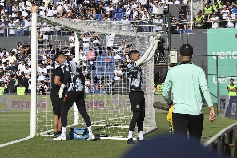 Gastón Olveira (c), jugador de Olimpia, realiza la entrada en calor en la previa del superclásico vs. Cerro Porteño por la fecha 17 del torneo Clausura 2024 del fútbol paraguayo en el estadio Defensores del Chaco, en Asunción.