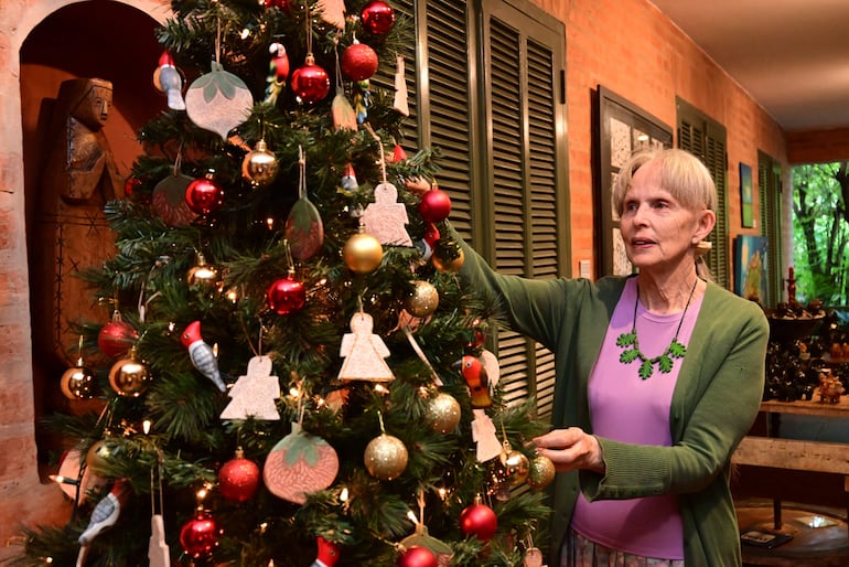 Ysanne Gayet adorna su árbol de Navidad.