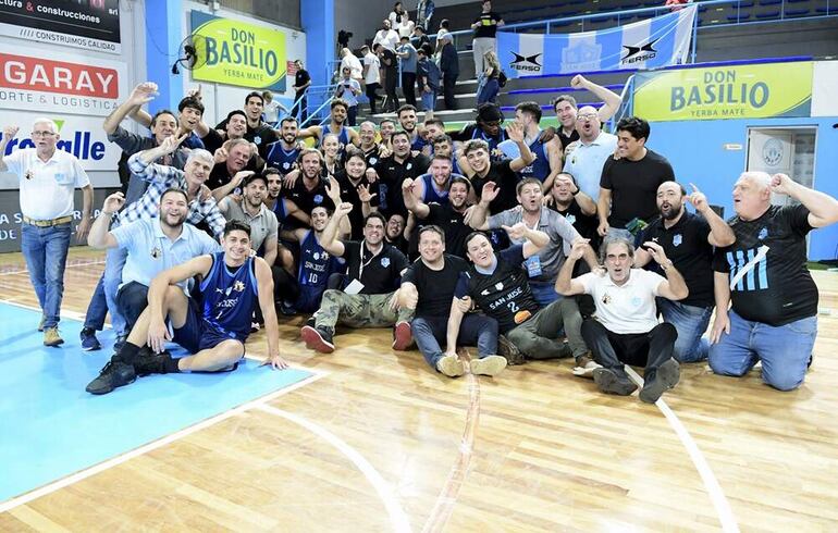 Toda la muchachada del Deportivo San José celebrando la clasificación al Súper 6 de la Liga.