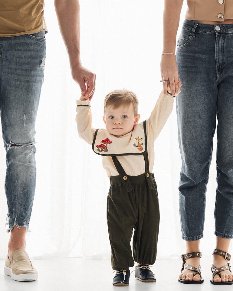 Baltazar dando sus primeros pasos de las manos de mamá Flor y papá Gaspar. (Instagram/Flor Tomeo)