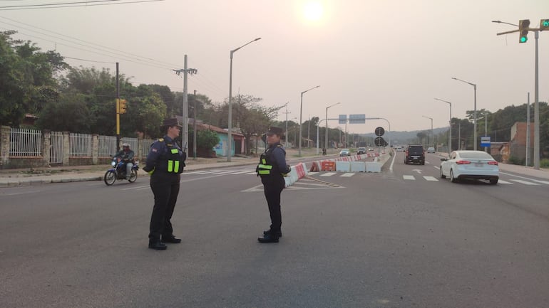 Los agentes de la Caminera dirigen eI tránsito en el kilómetro 45 de la ruta PY02.