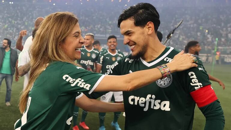 La brasileña Leila Pereira, presidenta del Palmeiras, saluda al paraguayo Gustavo Gómez.