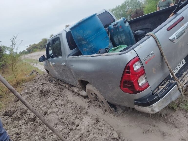 Vehículo empantanado en el precario camino, zona Toro Pampa.