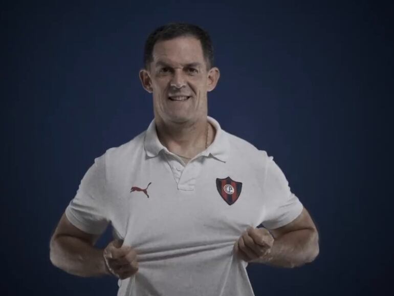 El argentino Víctor Bernay, entrenador de Cerro Porteño, en la presentación oficial.