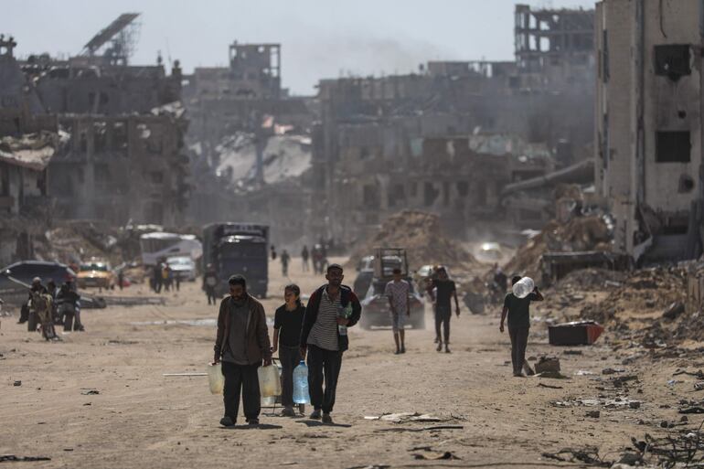 Palestinos desplazados regresan a Jan Yunis luego de evacuar de Rafah.