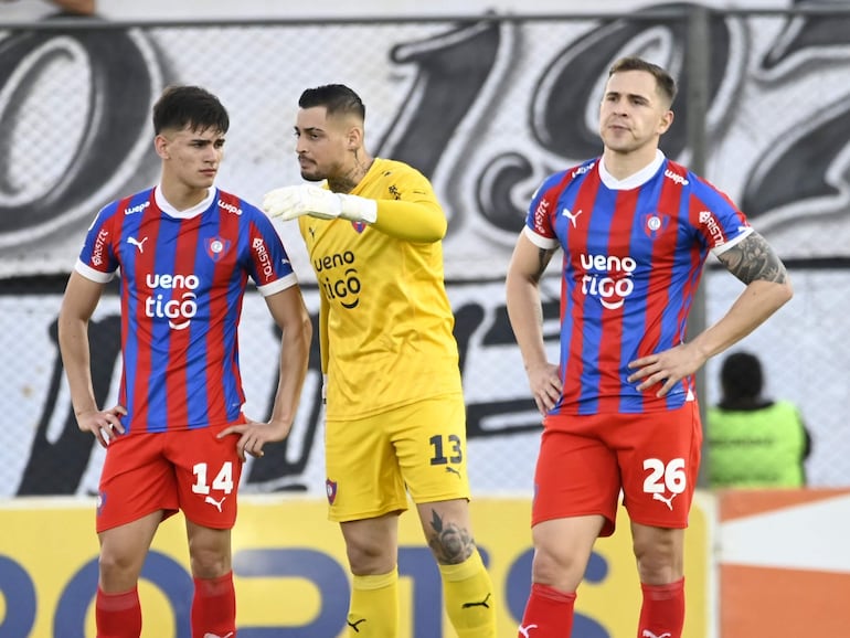 Los jugadores de Cerro Porteño lamentan un gol de Olimpia en el superclásico del fútbol paraguayo por la fecha 17 del torneo Clausura 2024 en el estadio Defensores del Chaco, en Asunción, Paraguay.