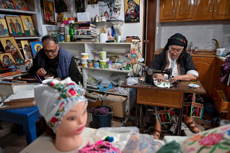 Rigopoula Pavlidis y su esposo Giannis trabajan en su taller en un callejón estrecho del remoto pueblo de Olympos en la isla de Cárpatos.