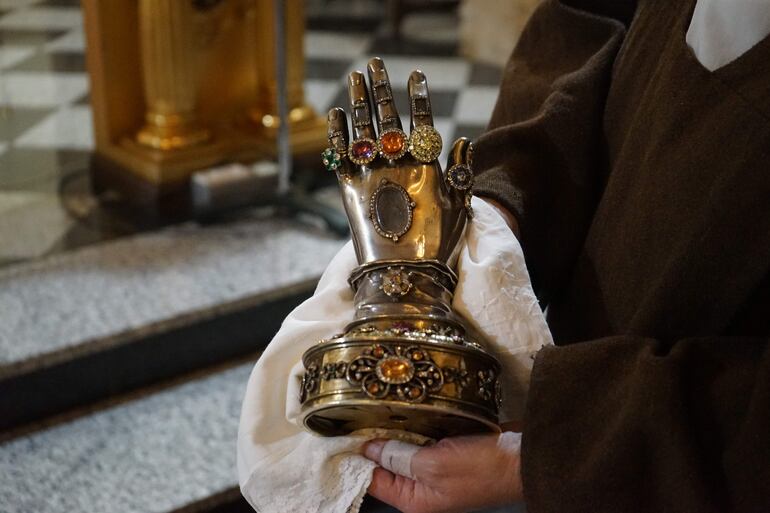 Sor Jennifer, monja del Convento de las Carmelitas Descalzas de Ronda (Málaga), muestra la mano sagrada de Santa Teresa de Jesús, una reliquia que tendrán que devolver a Castilla y León en el caso de que no encuentren "cuanto antes" al menos dos hermanas más, ya que, por una orden papal, tendrían que cerrar su comunidad religiosa.