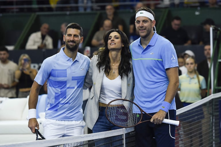 El serbio Novak Djokovic (i), la extenista Gabriela Sabatini (c) y el argentino Juan Martín Del Potro posan en el Estadio Parque Roca en Buenos Aires (Argentina). A los 36 años Juan Martín Del Potro tuvo su gran fiesta de despedida del tenis con un invitado de honor, Novak Djokovic, con el que protagonizó un emotivo encuentro de exhibición que siguieron unas 14.000 personas.