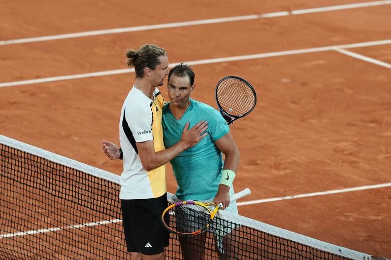 El español Rafael Nadal (d) durante el partido contra el alemán Alexander Zverev por la primera ronda del Roland Garros, en París, Francia.  