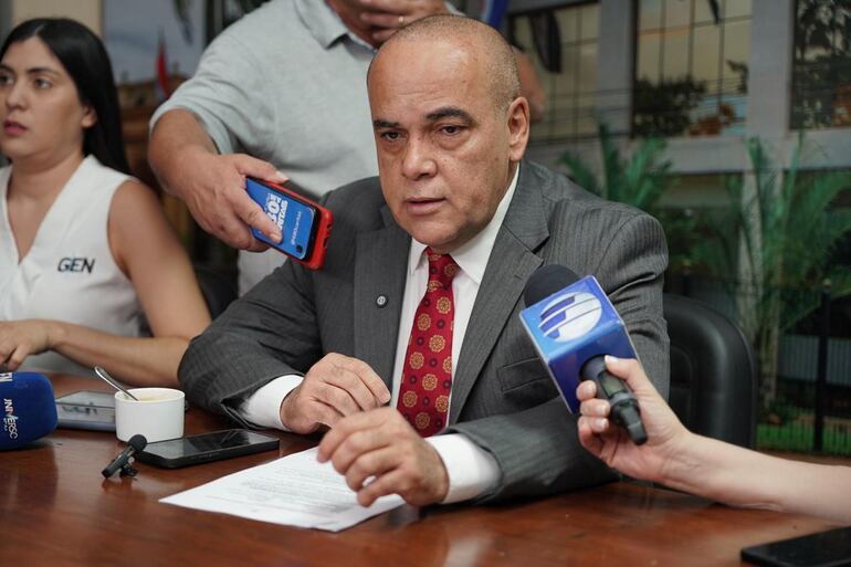 El presidente de la Cámara de Senadores, Basilio "Bachi" Núñez, en conferencia de prensa.